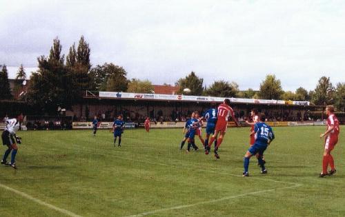 Kaiserstuhlstadion - 'Trib&uuml;ne' und Ball in der Luft zum 1:0