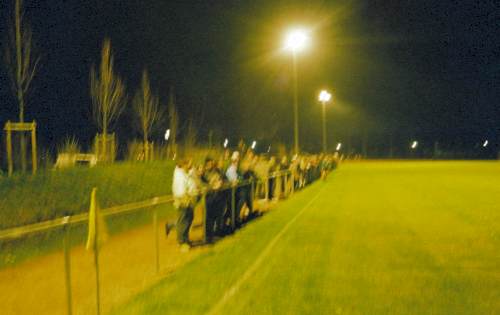 Sportplatz Am Maria Bronn - Etwas unscharf wegen schlechter Lichtverh&auml;ltnisse: Graswall-Seite