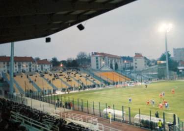 Leo Lagrange - Hintertorbereich mit diversen Stahlrohrtrib�nen