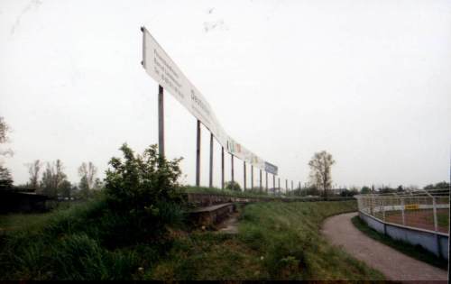 Robert-K&ouml;lsch-Stadion - Hintertorbereich 2: Stufen oberhalb des Hanges