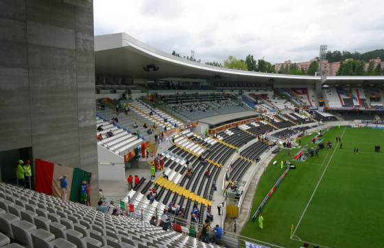 Est&aacute;dio D. Afonso Henriques Guimar&atilde;es - L&auml;ngsseite