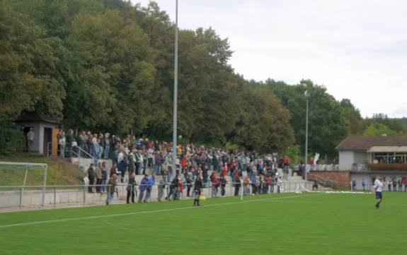 Stadion Am Neding - Ausgebaute Seite besetzt