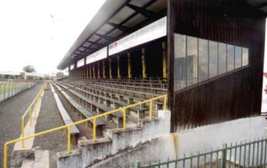 Gr&uuml;ne Au - Blick &uuml;ber Gegentrib&uuml;ne