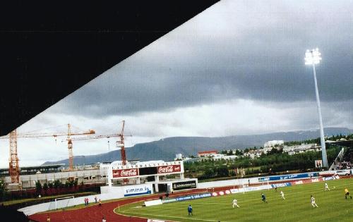 Laugardalsv&ouml;llur - Hintertorbereich mit Anzeigetafel und eingeschaltetem Flutlicht