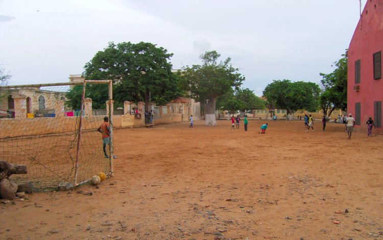 Auch hier wird gekickt: Bolzplatz der Insel Goree