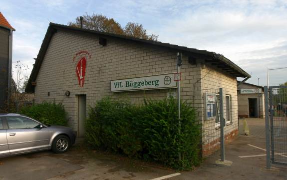 VfL-Sportplatz - Vereinsheim von au&szlig;erhalb der Anlage gesehen