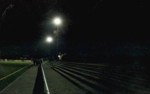 Sportplatz Sch&uuml;tzenhof - Gegengerade nicht von der hellsten Sorte...