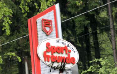 Leimbachstadion - Hinweisschild Vereinsheim an der Stra�e