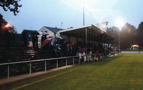 Stadion Bl&ouml;tter Weg - ... ihr k&ouml;nnt im Regen steh'n!