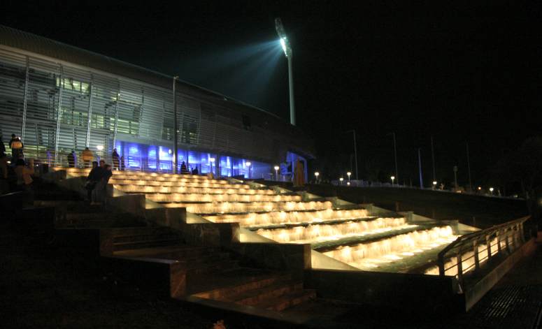 Kaftantzoglou - Au�enansicht im Dunklen, Brunnen im Vordergrund