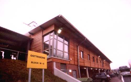 Jade-Stadion - Holzverkleidete Haupttrib&uuml;ne von hinten... 