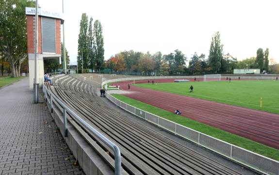 Stadion an der Berliner Stra&szlig;e - Blick von der Gegenseite auf die Kurve